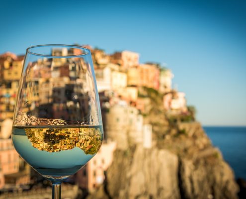 tour enogastronomici in italia, liguria bicchiere di vino in manarola
