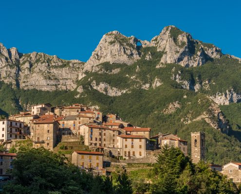 L'Italia, Toscana, una vista verso il villaggio Pruno e il monte forato (