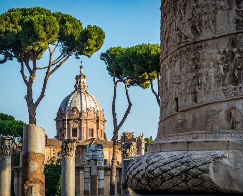 Europa, Italia, Roma. Vista dalla colonna di Traiano alla Chiesa
